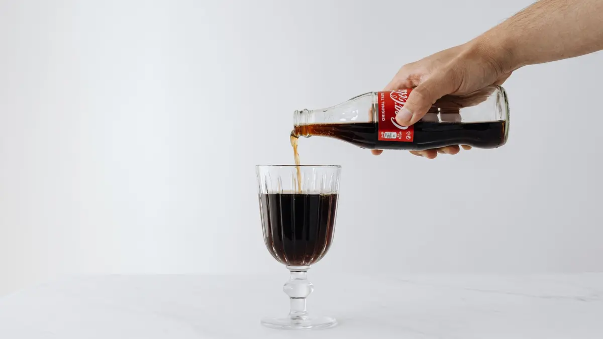 Kiedy soda i ocet wystarczą, a kiedy szkodzą tapicerce?